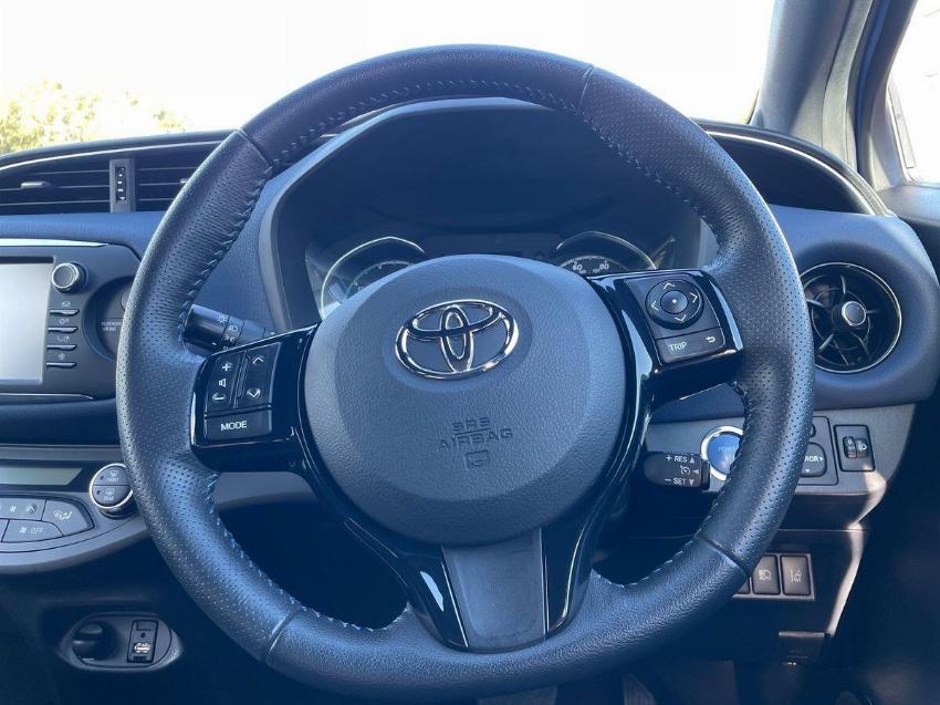 2017 17 TOYOTA YARIS